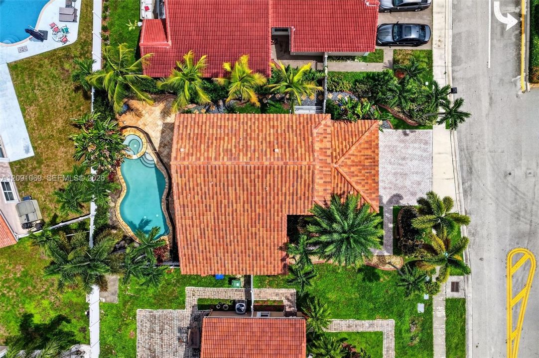En Venta: $739,000 (4 camas, 3 baños, 2104 Pies cuadrados)