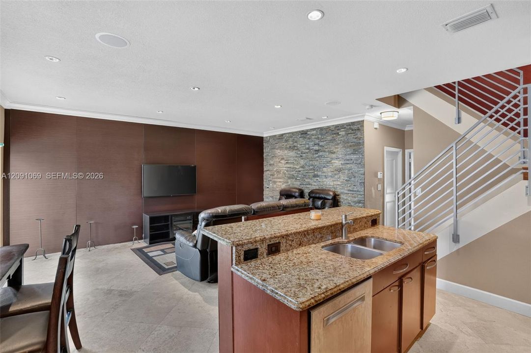 En Venta: $739,000 (4 camas, 3 baños, 2104 Pies cuadrados)