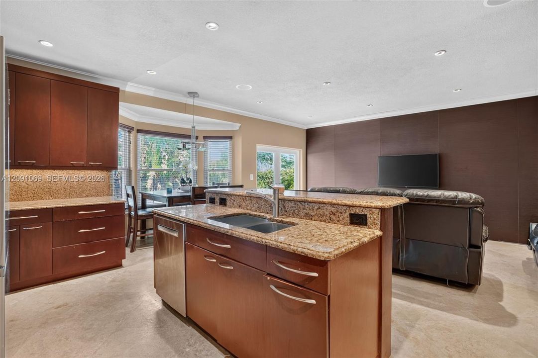 En Venta: $739,000 (4 camas, 3 baños, 2104 Pies cuadrados)