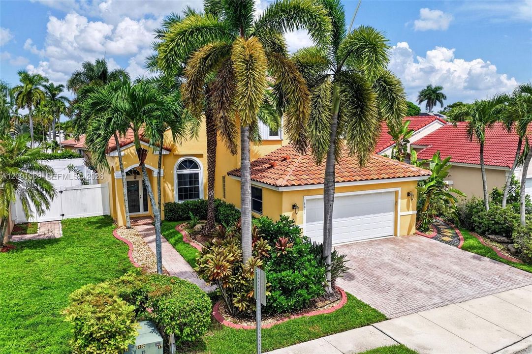 En Venta: $739,000 (4 camas, 3 baños, 2104 Pies cuadrados)