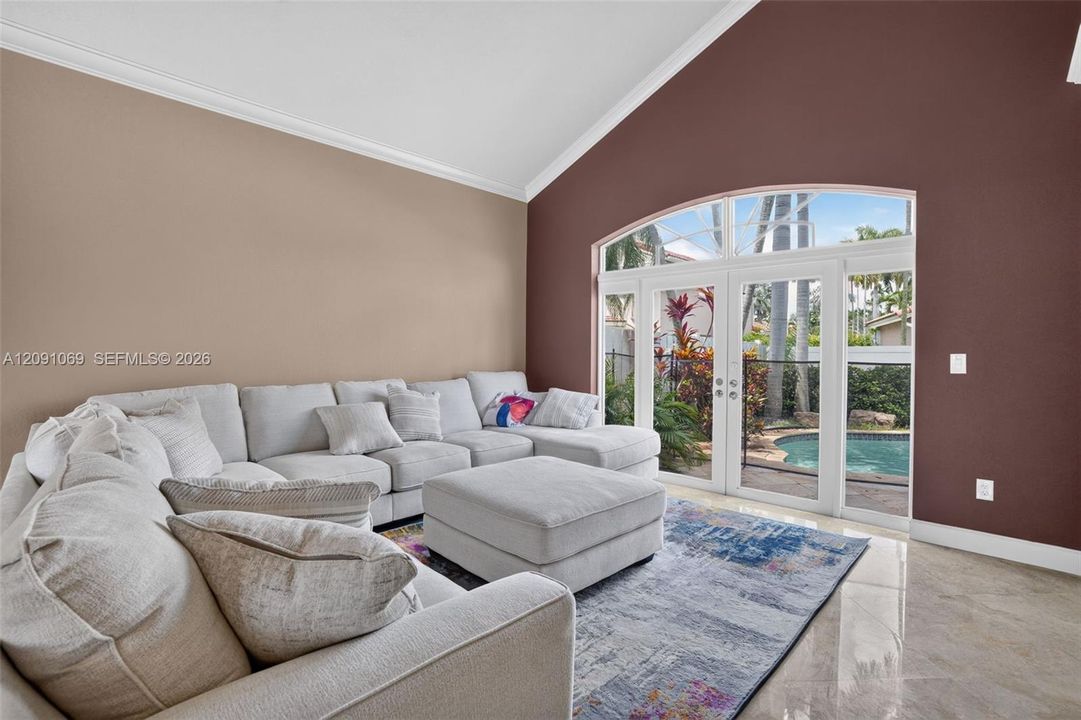 En Venta: $739,000 (4 camas, 3 baños, 2104 Pies cuadrados)