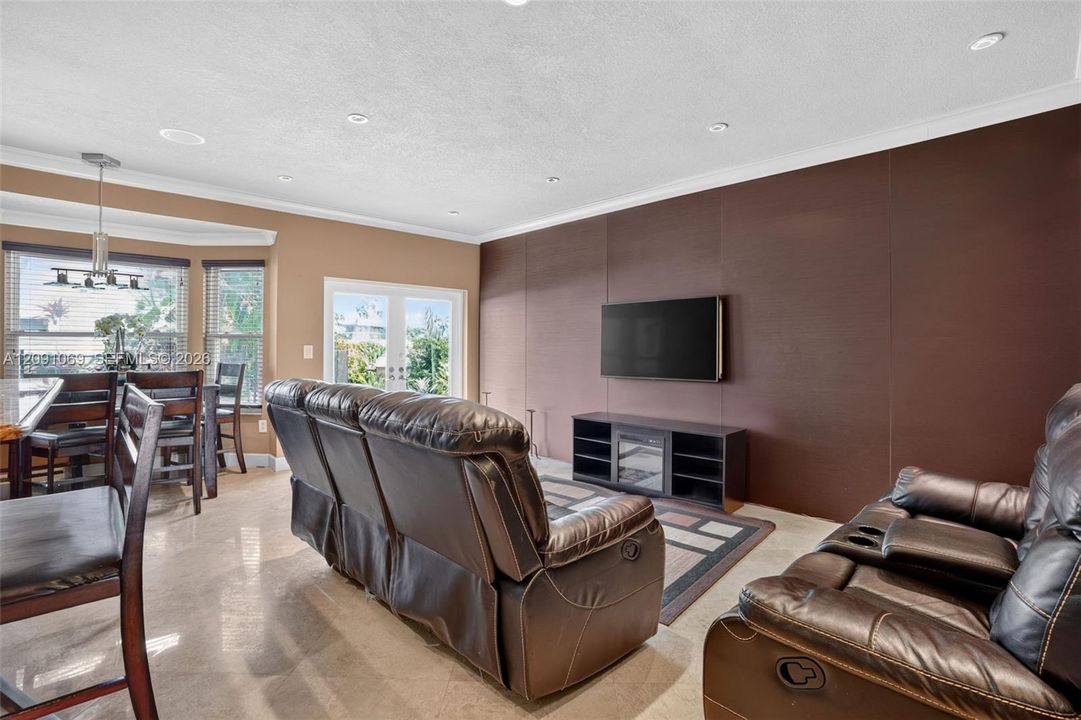 En Venta: $739,000 (4 camas, 3 baños, 2104 Pies cuadrados)