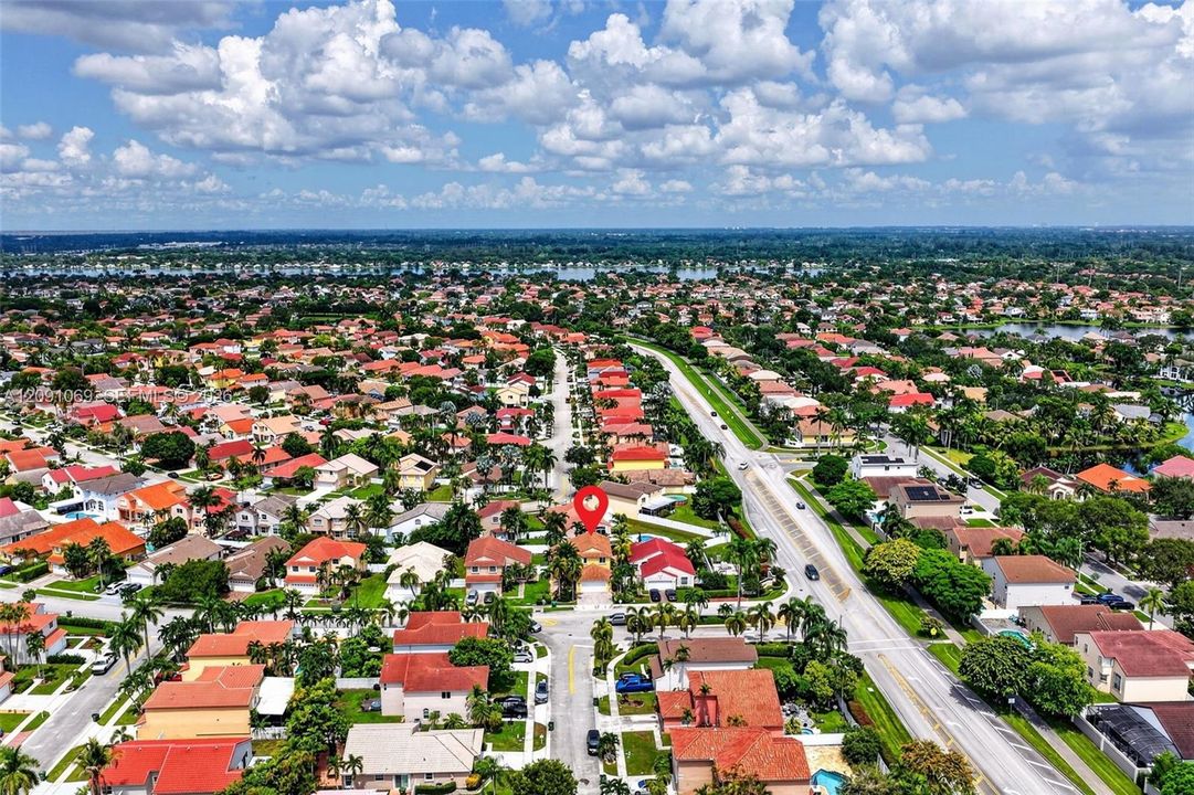 En Venta: $739,000 (4 camas, 3 baños, 2104 Pies cuadrados)