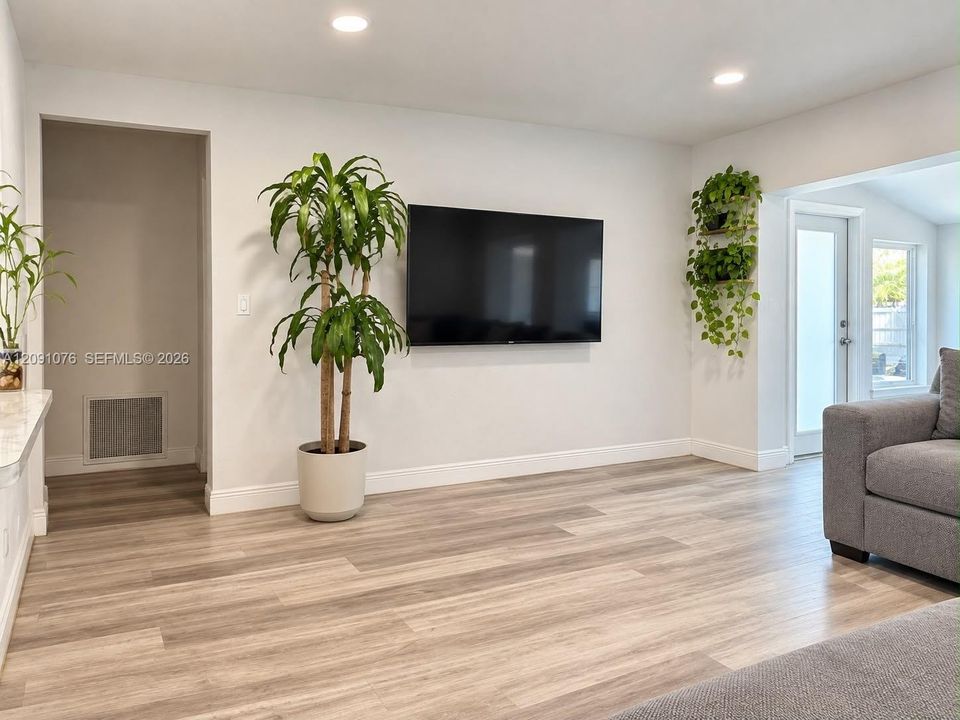 For Sale: $550,000 (3 beds, 2 baths, 1142 Square Feet)