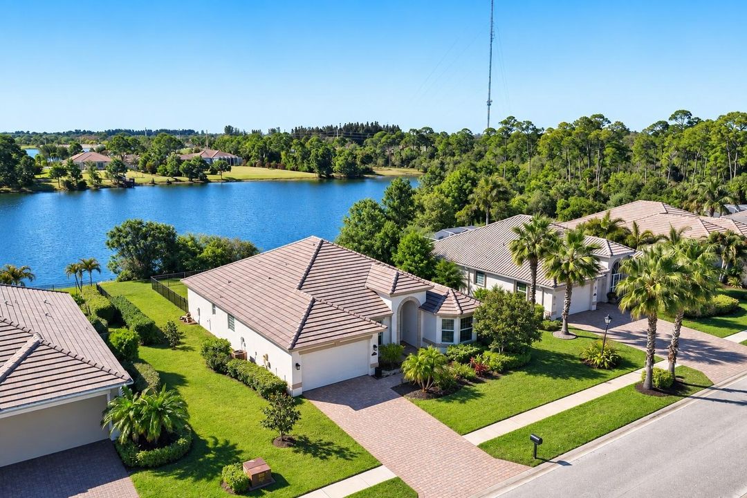 3 Exterior 7621 Fieldstone 5