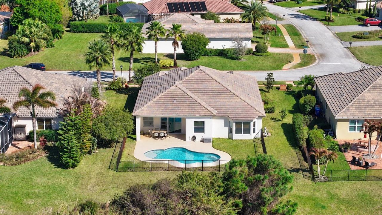 8 Exterior 7621 Fieldstone pool 2