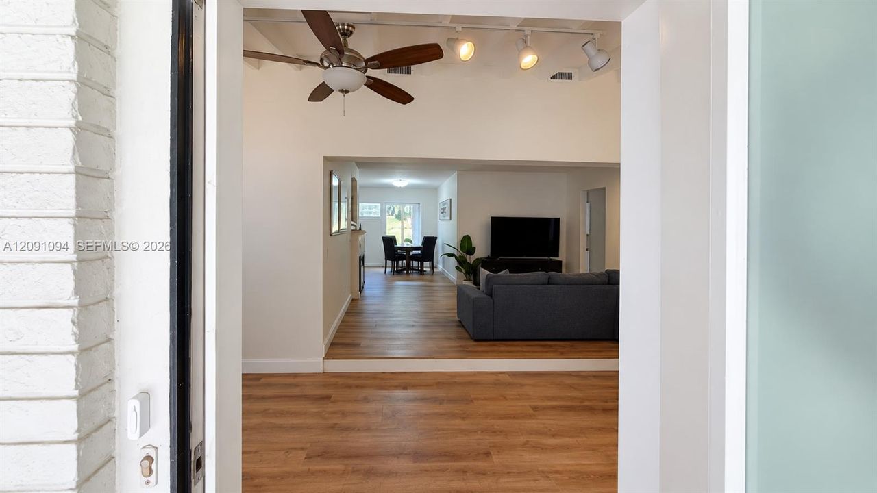 For Sale: $690,000 (2 beds, 2 baths, 1246 Square Feet)