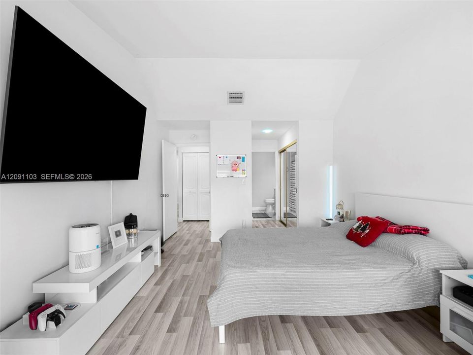 For Sale: $245,000 (2 beds, 2 baths, 1180 Square Feet)
