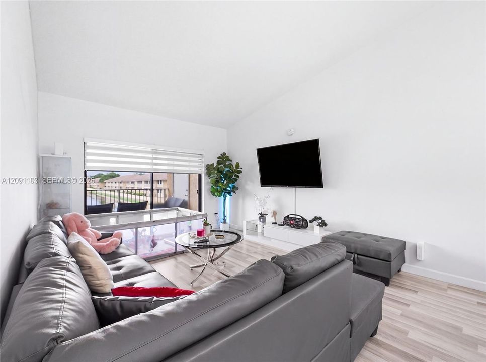 For Sale: $245,000 (2 beds, 2 baths, 1180 Square Feet)