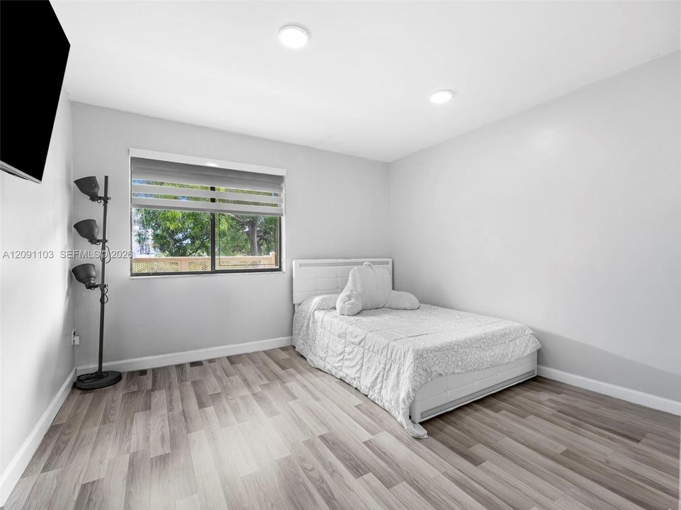 For Sale: $245,000 (2 beds, 2 baths, 1180 Square Feet)