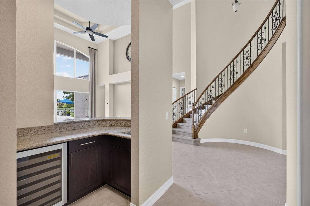 wet bar/ wine fridge