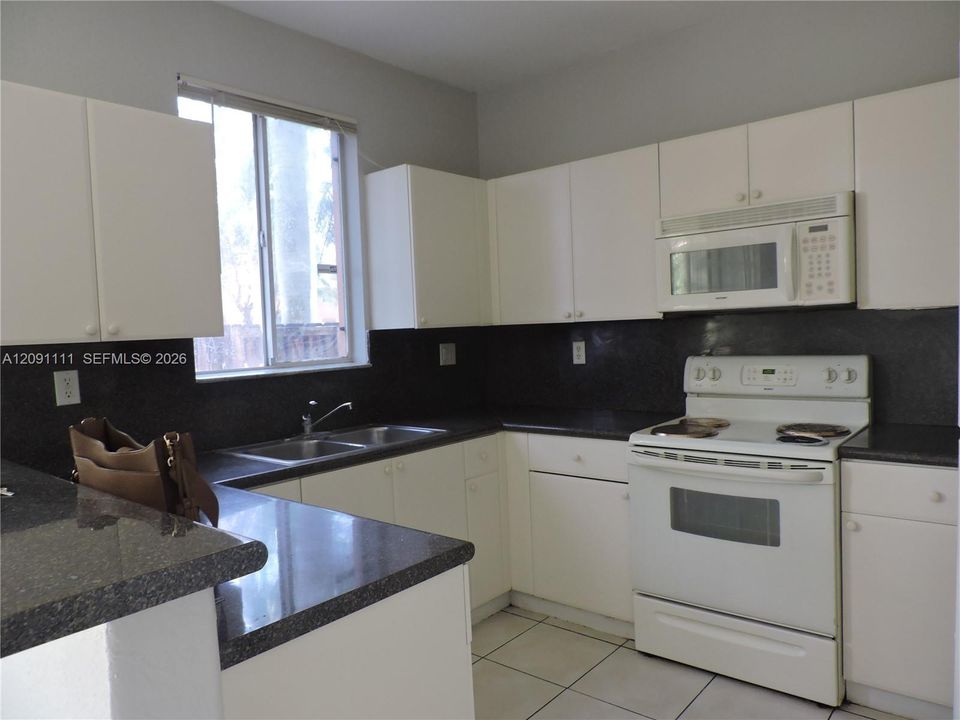 For Rent: $2,100 (3 beds, 2 baths, 1302 Square Feet)