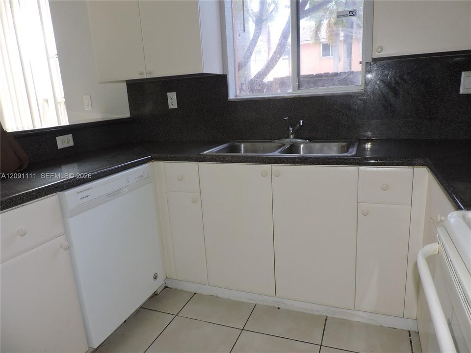 For Rent: $2,100 (3 beds, 2 baths, 1302 Square Feet)