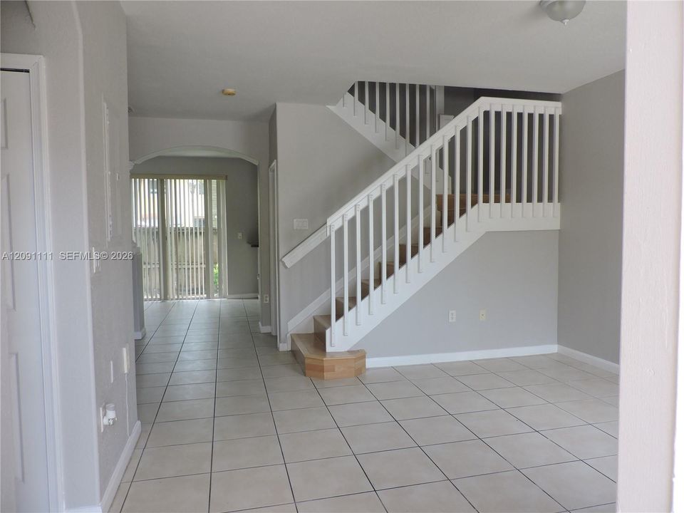 For Rent: $2,100 (3 beds, 2 baths, 1302 Square Feet)