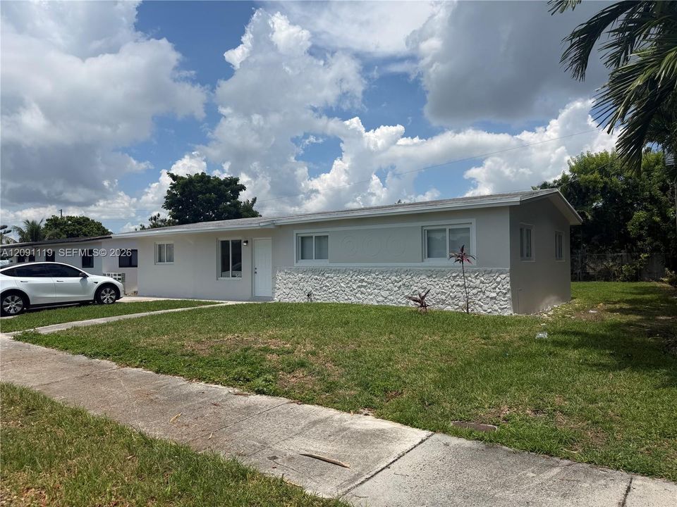 For Rent: $3,350 (4 beds, 2 baths, 1219 Square Feet)
