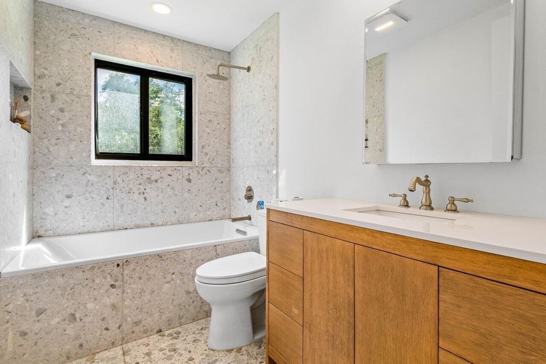 Bathroom 2ce-Wellington-FL-334