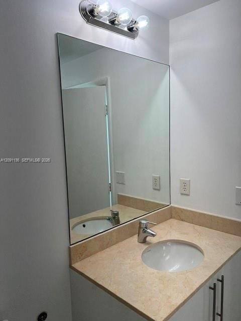 entry 1/2 bath
