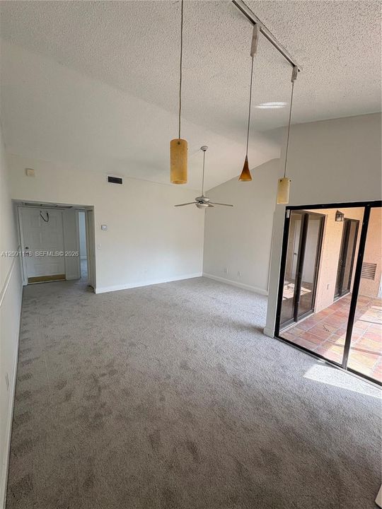 В аренду: $1,800 (2 спален, 1 ванн, 863 Квадратных фут)