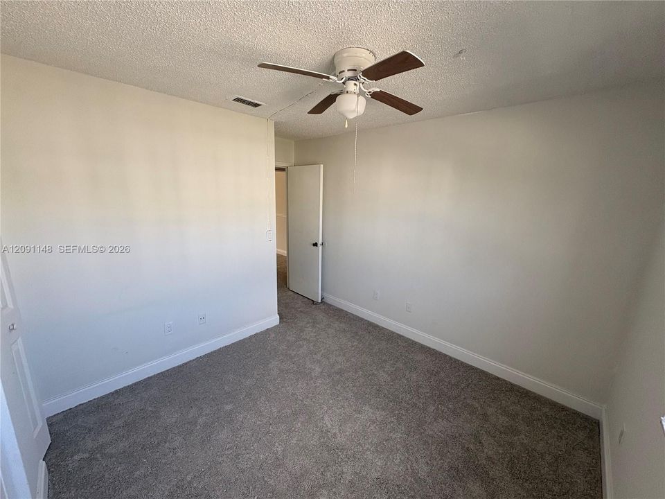 В аренду: $1,800 (2 спален, 1 ванн, 863 Квадратных фут)