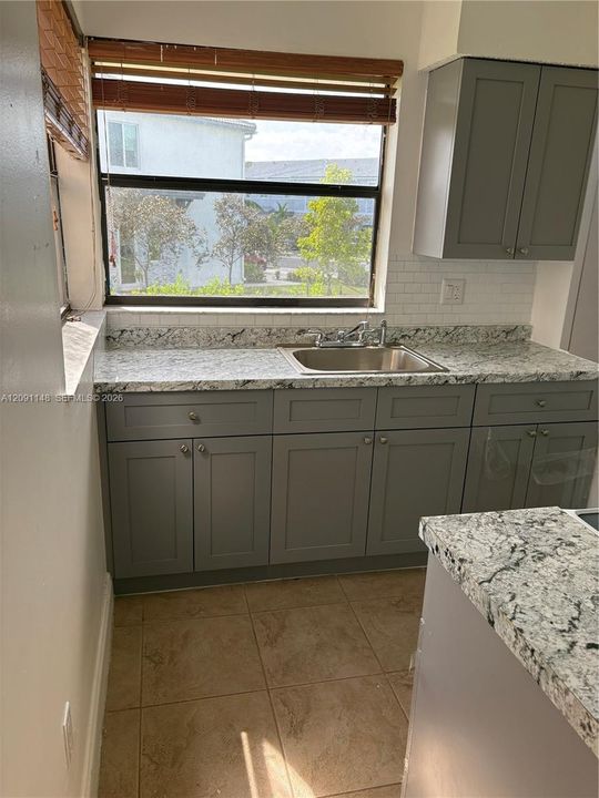 В аренду: $1,800 (2 спален, 1 ванн, 863 Квадратных фут)