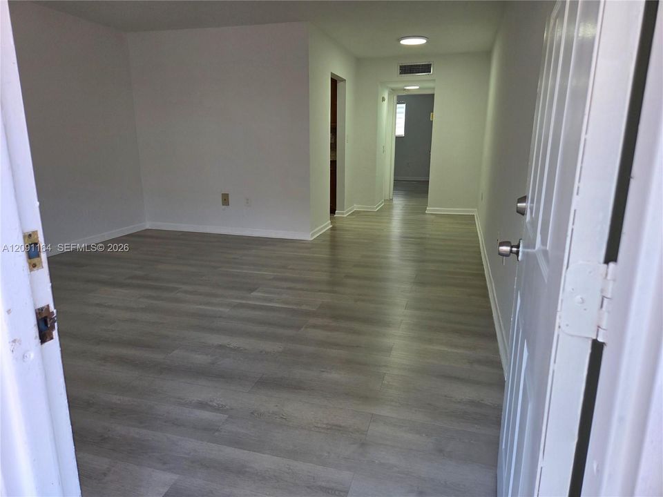 For Sale: $169,995 (1 beds, 1 baths, 596 Square Feet)