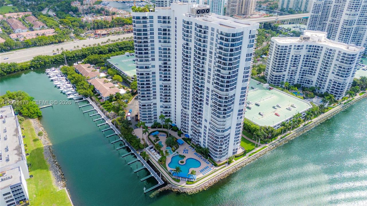 На продажу: $579,000 (2 спален, 2 ванн, 1365 Квадратных фут)