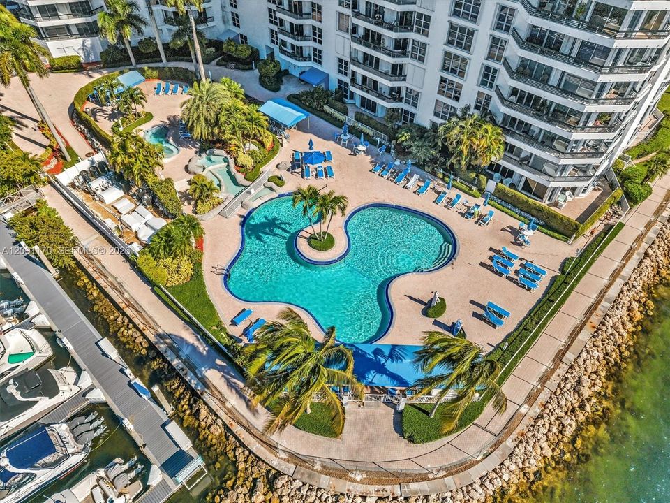 На продажу: $579,000 (2 спален, 2 ванн, 1365 Квадратных фут)