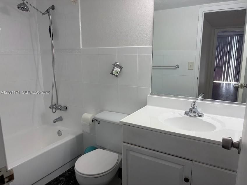 В аренду: $1,800 (1 спален, 1 ванн, 915 Квадратных фут)