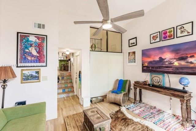 En Venta: $699,000 (2 camas, 2 baños, 895 Pies cuadrados)