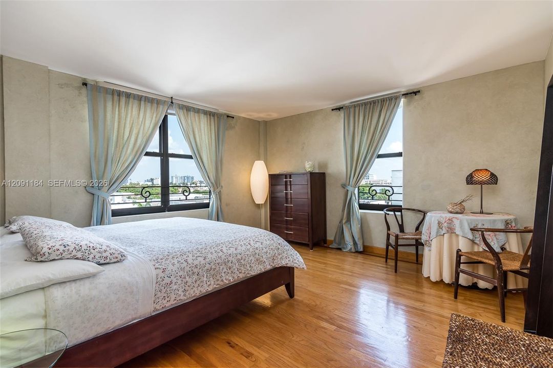 For Sale: $1,250,000 (2 beds, 2 baths, 1350 Square Feet)