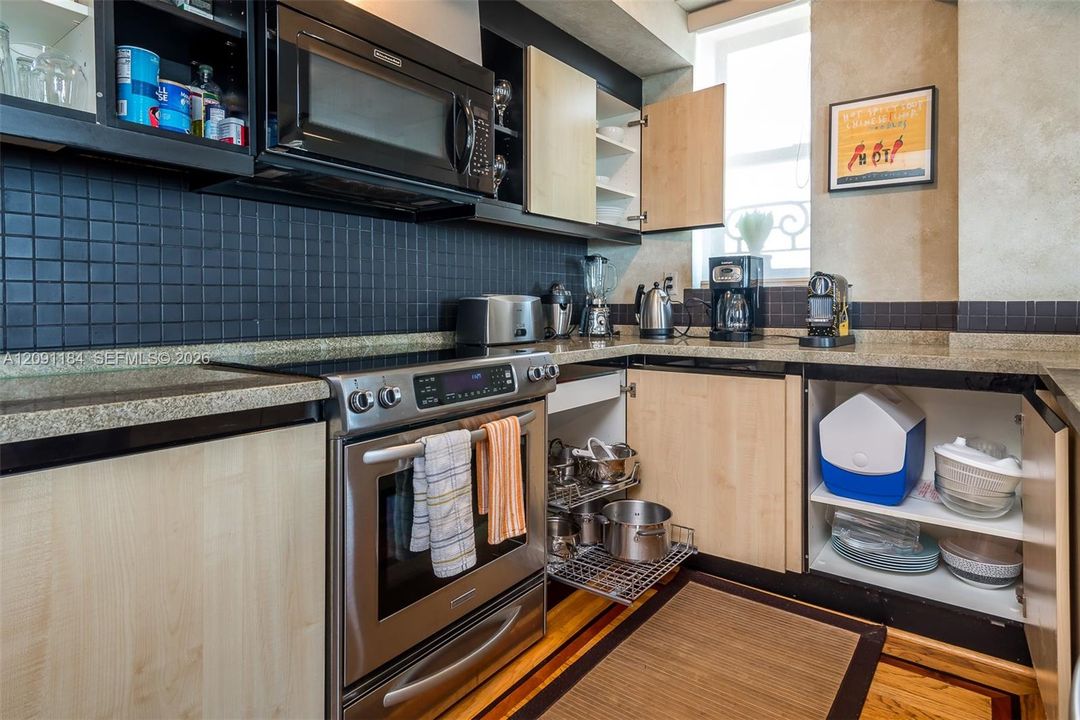 For Sale: $1,250,000 (2 beds, 2 baths, 1350 Square Feet)