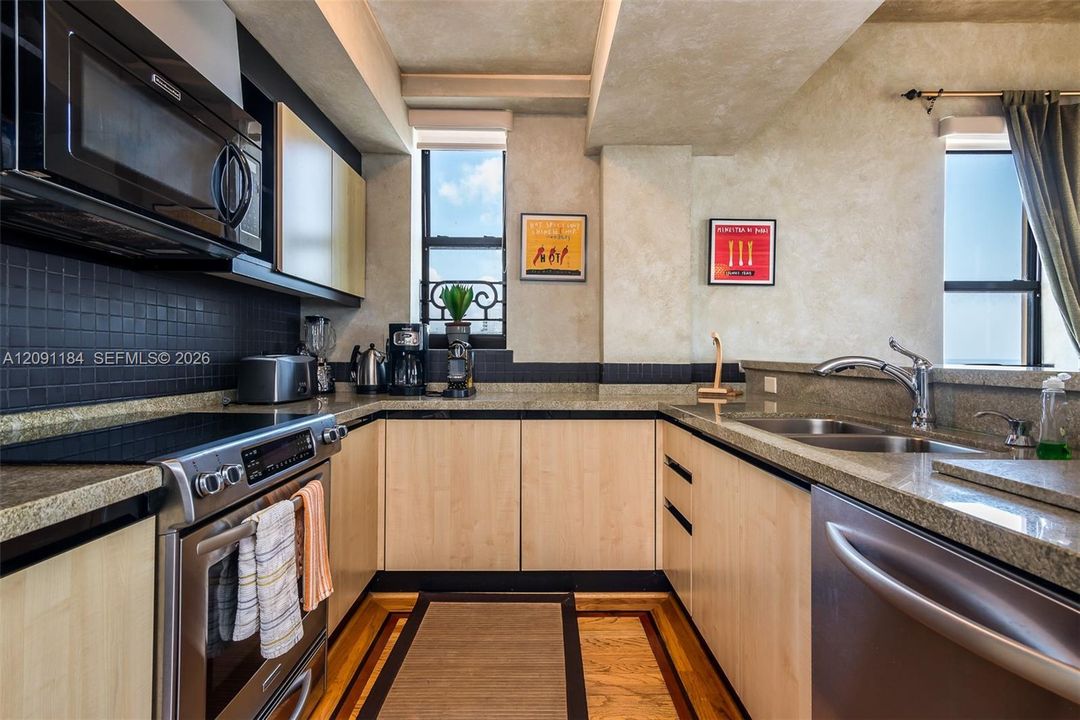 For Sale: $1,250,000 (2 beds, 2 baths, 1350 Square Feet)