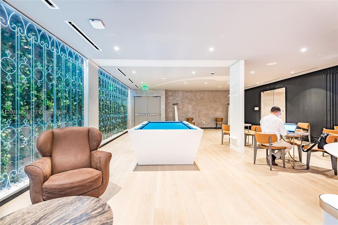 Active With Contract: $4,500 (1 beds, 1 baths, 826 Square Feet)