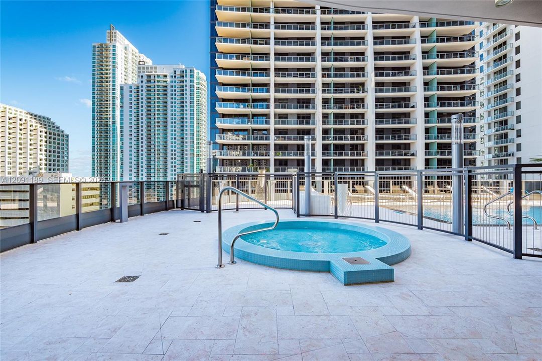 Active With Contract: $4,500 (1 beds, 1 baths, 826 Square Feet)