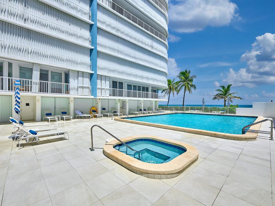 HOT TUB POOL BBQ Overlooking Beach