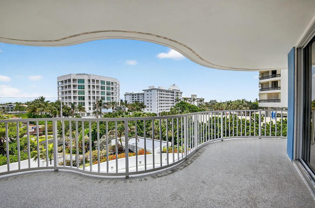 North/West wraparound balcony