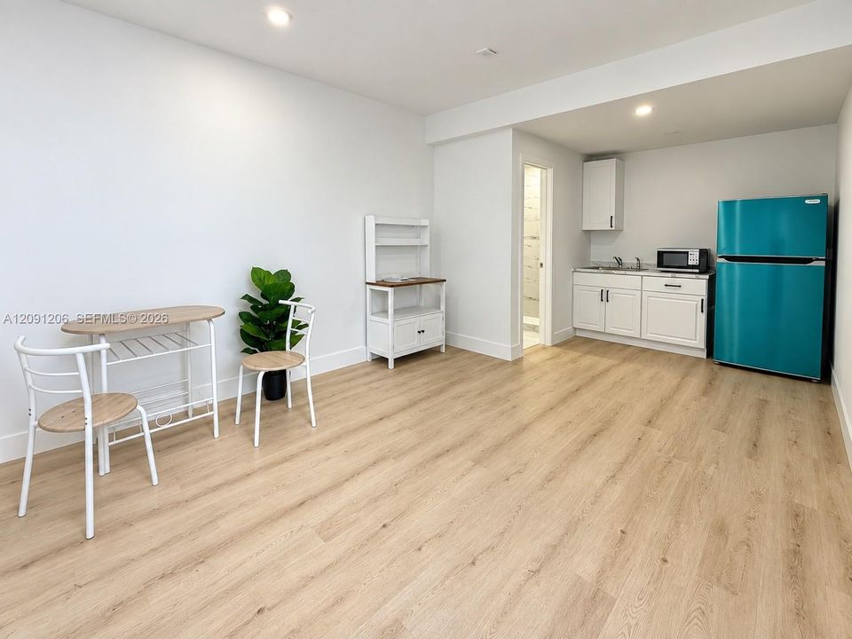For Rent: $1,300 (1 beds, 1 baths, 1755 Square Feet)