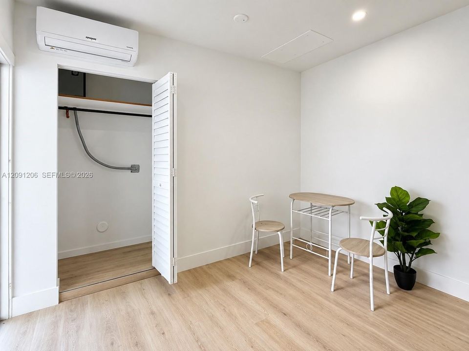 For Rent: $1,300 (1 beds, 1 baths, 1755 Square Feet)