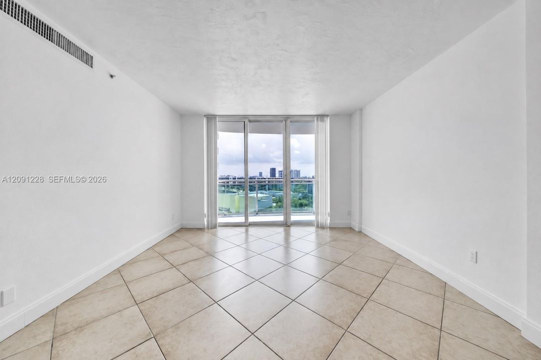 For Rent: $2,600 (1 beds, 1 baths, 817 Square Feet)