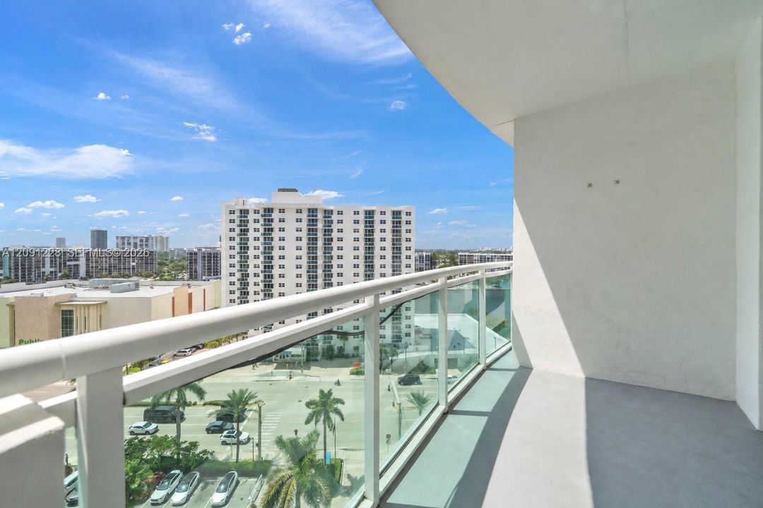 For Rent: $2,600 (1 beds, 1 baths, 817 Square Feet)