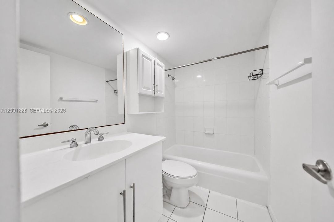 For Rent: $2,600 (1 beds, 1 baths, 817 Square Feet)