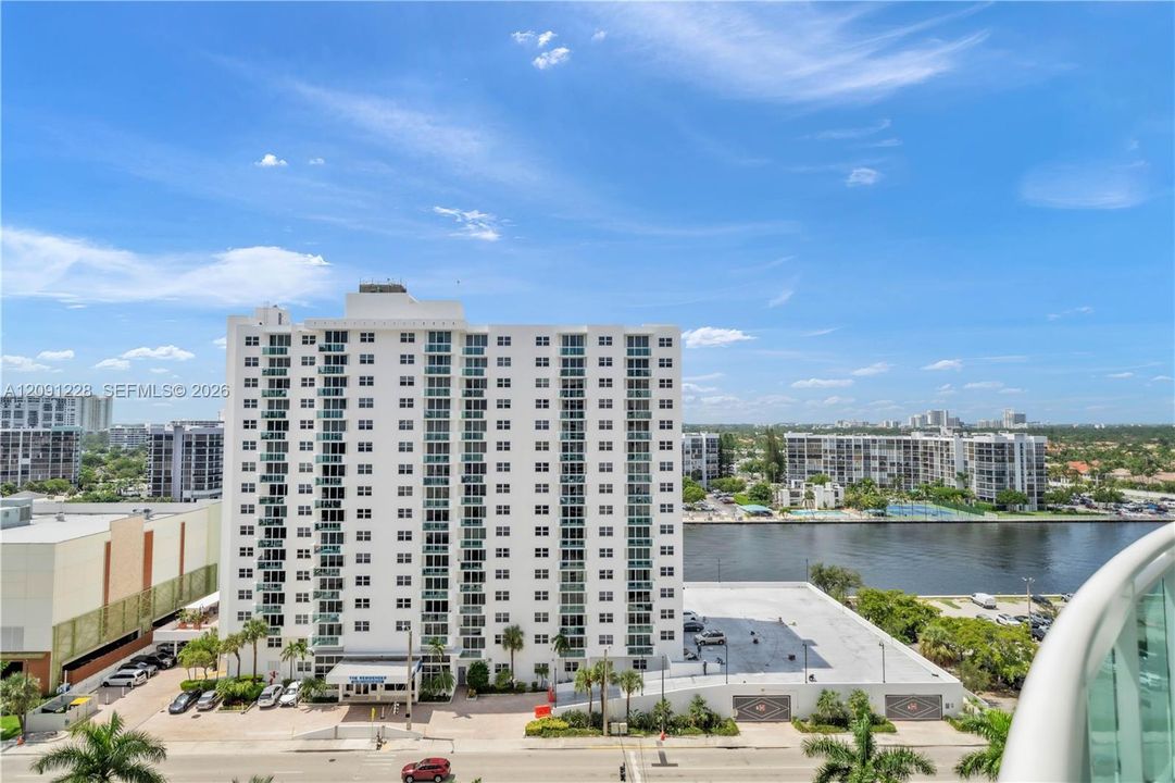 For Rent: $2,600 (1 beds, 1 baths, 817 Square Feet)