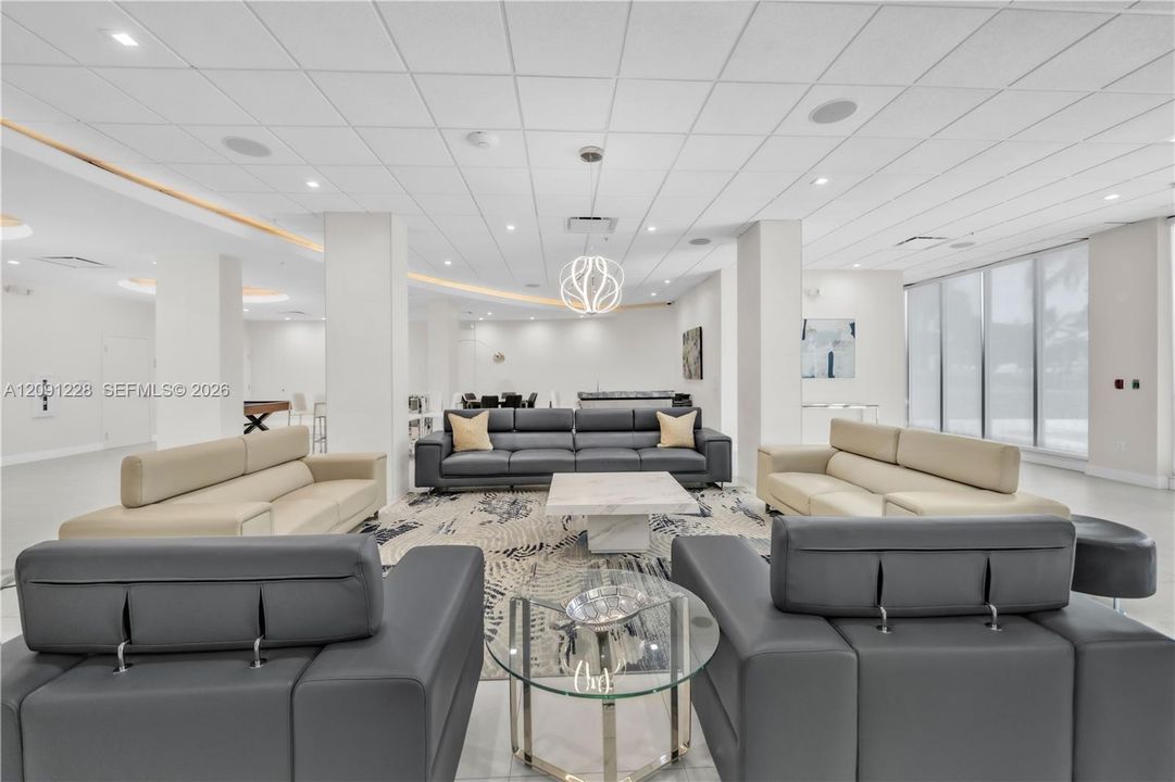 For Rent: $2,600 (1 beds, 1 baths, 817 Square Feet)