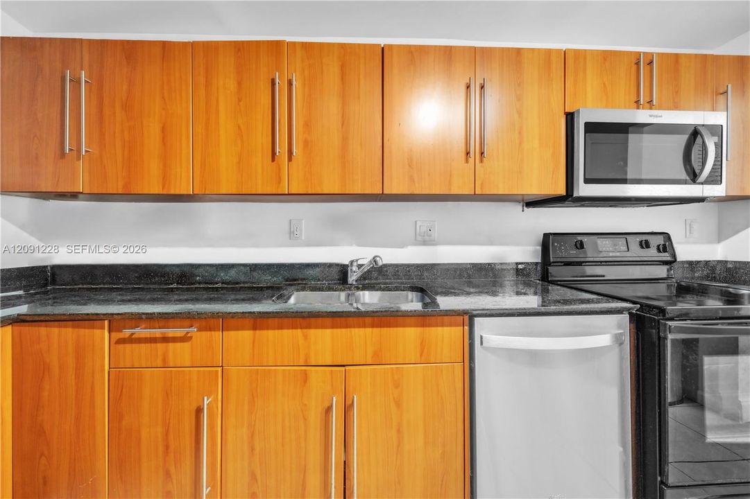 For Rent: $2,600 (1 beds, 1 baths, 817 Square Feet)