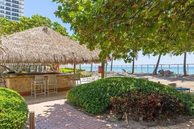 For Rent: $2,600 (1 beds, 1 baths, 817 Square Feet)
