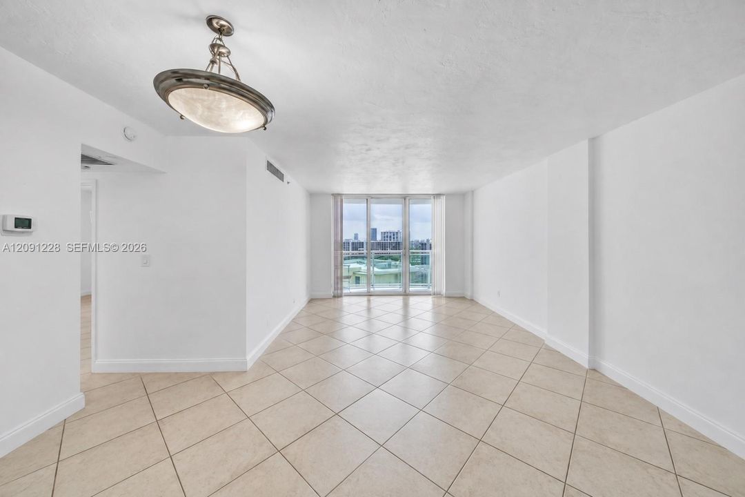 For Rent: $2,600 (1 beds, 1 baths, 817 Square Feet)