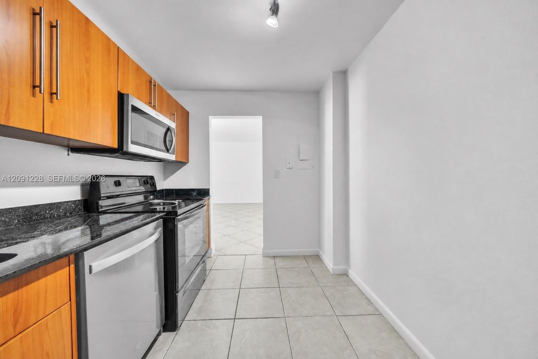 For Rent: $2,600 (1 beds, 1 baths, 817 Square Feet)