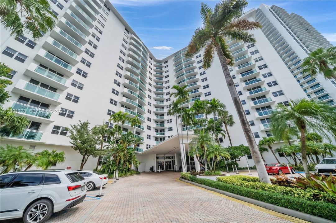 For Rent: $2,600 (1 beds, 1 baths, 817 Square Feet)