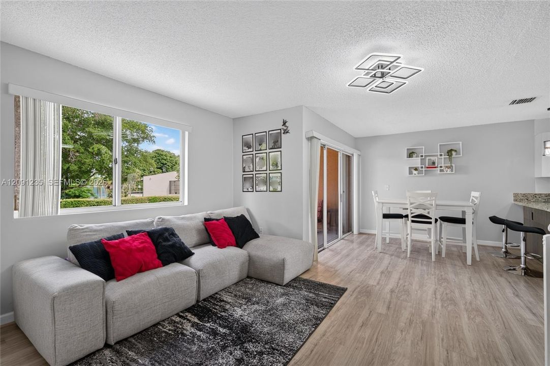 En Venta: $315,000 (3 camas, 2 baños, 1220 Pies cuadrados)