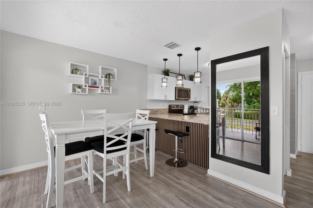 En Venta: $315,000 (3 camas, 2 baños, 1220 Pies cuadrados)